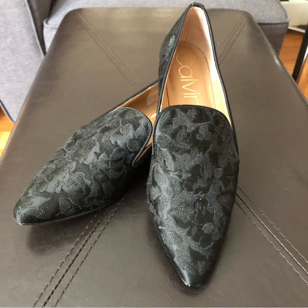 Gorgeous black floral Calvin Klein size 6 pointed toe flats